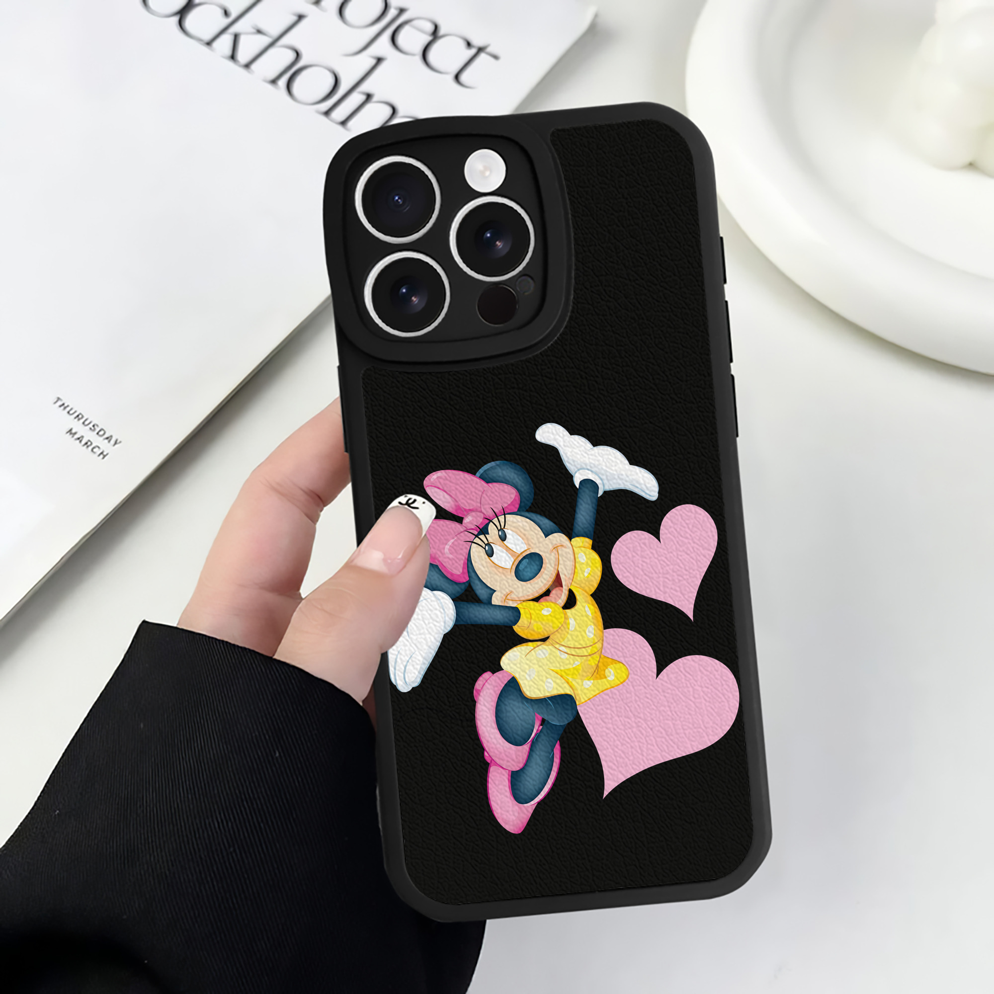 （画像用） ミッキーマウス Mickey Mouse 【iPhone 16シリーズ対応】シリコンスマホケース（レザー調） 材質：シリコン